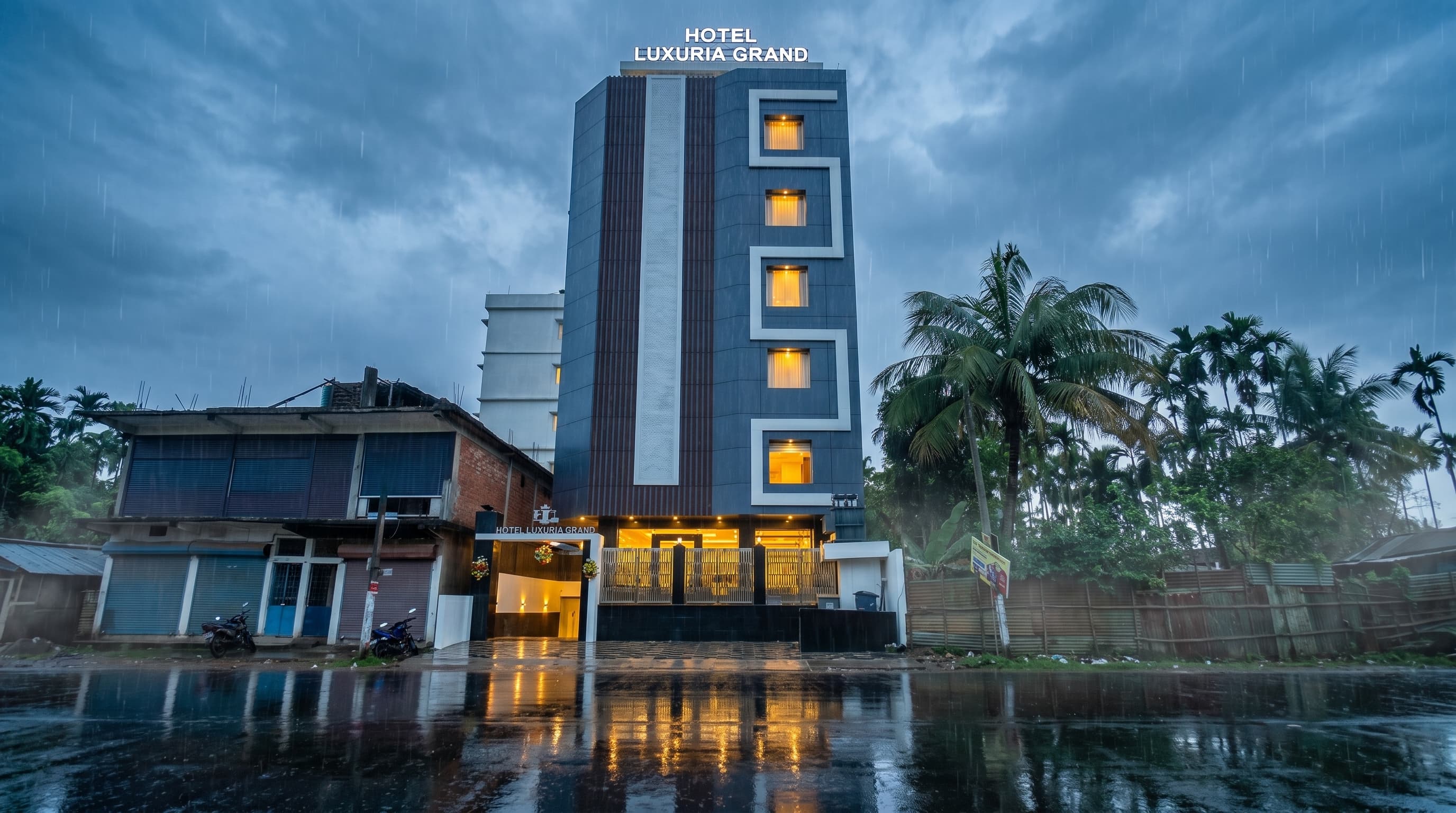Hotel Luxuria Grand Exterior